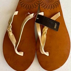 New MIXIT gold flip flops size 9